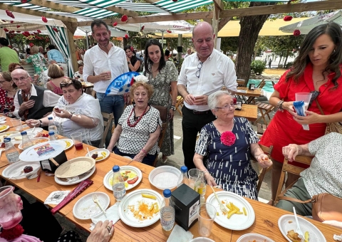 El Ayuntamiento de Antequera acercará la Feria a las personas mayores con actividades especiales y una exhibición de sevillanas en...