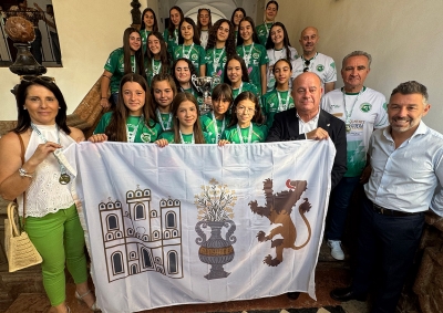 El alcalde Manolo Barón recibe al equipo infantil femenino del Club Balonmano Los Dólmenes tras proclamarse campeón de la Copa de Andalucía