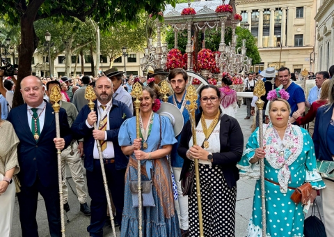 El alcalde Manolo Barón acompaña a la Hermandad del Rocío de Antequera en su salida hacia la Aldea junto a su madrina, la Hermanda...