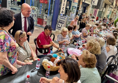 El alcalde Manolo Barón visita la actividad conmemorativa del Día Internacional de Tejer en Público organizada por el Centro de Participación Activa en colaboración con el Ayuntamiento