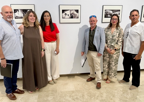 La exposición fotográfica 'Duets' de Juanjo Martín ofrece más de medio centenar de fotografías configuradas en una mirada dual y r...
