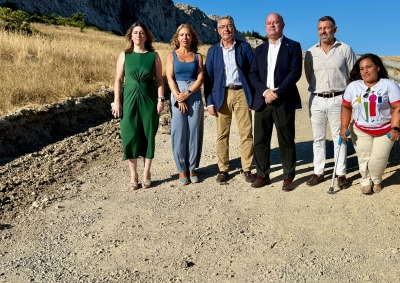 El alcalde Manolo Barón y el Presidente de Diputación supervisan las obras de mejora de la carretera de La Joya