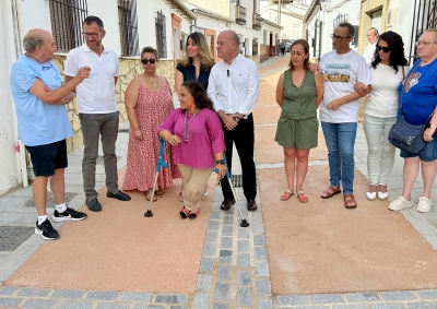 El alcalde Manolo Barón visita la calle Santa María la Vieja tras la finalización de la remodelación integral de su primera fase